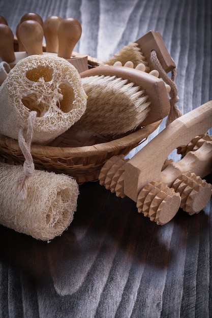 Peeling masseurs luffa et brosse à ongles sur le concept de sauna de fond en bois vintage