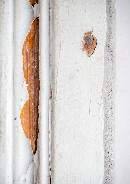 Peeling peinture blanche sur le bois peinture ancienne dommage à la jambe avant la rénovation restauration de la porte la peinture sort de la surface