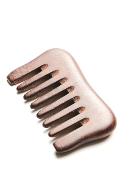 Peigne de bois brun isolé sur fond blanc brosse à cheveux écologique