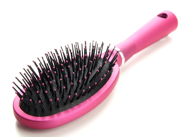 Peigne brosse isolé sur blanc