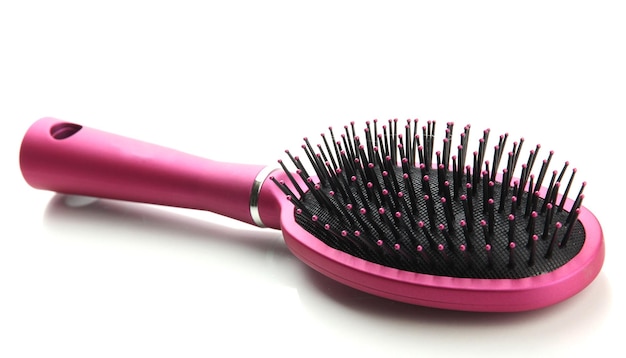 Peigne brosse isolé sur blanc