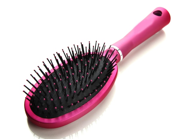 Peigne brosse isolé sur blanc