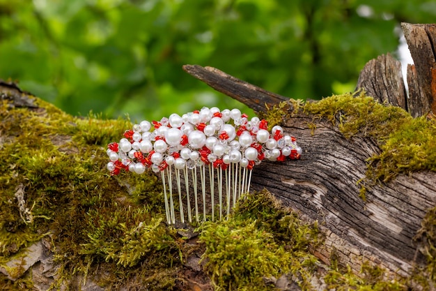 Photo peigne à cheveux bijoux fait main en cristal et strass les tendances du style de mariage préparent la mariée pour la cérémonie sélection de bijouxbeau peigne en perles de cristal sur écorce d'arbre