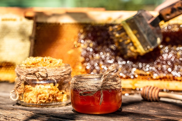 Photo peigne de miel naturel et un bocal en verre sur une table en bois