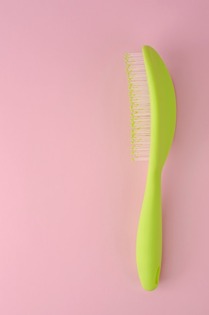 Photo peigne en plastique vert pour cheveux rose
