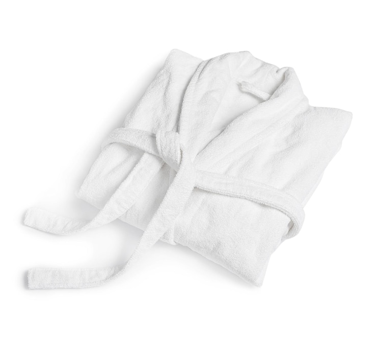 Photo peignoir en coton plié propre sur fond blanc