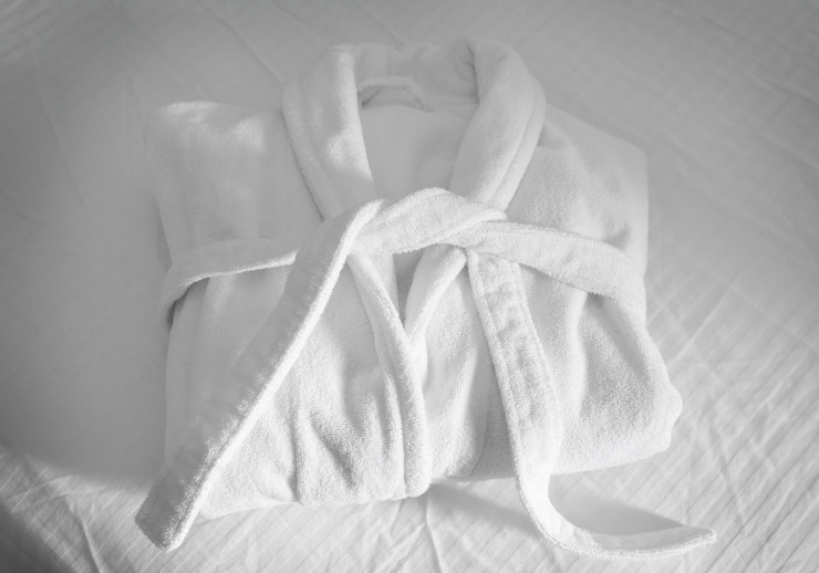 Photo un peignoir plié sur le lit.