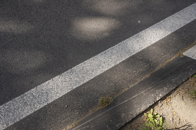 Peindre des lignes sur l'asphalte