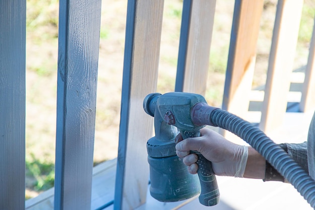 Peindre une planche de bois avec un spray gris Mise au point sélective