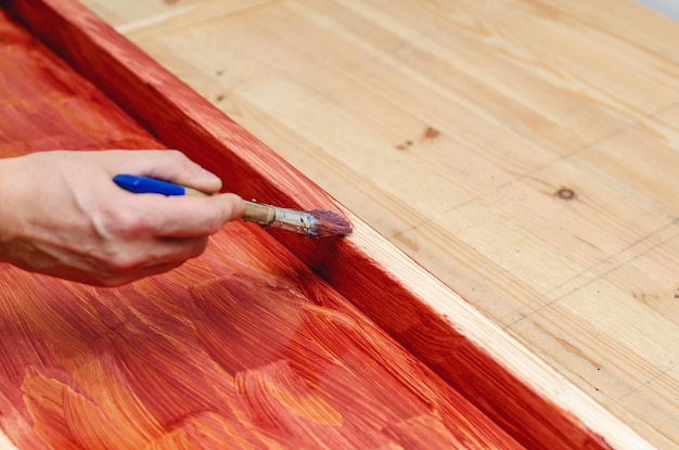 Peindre une surface en bois avec un pinceau