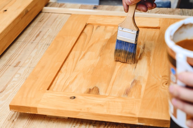 Peindre une surface en bois avec un pinceau