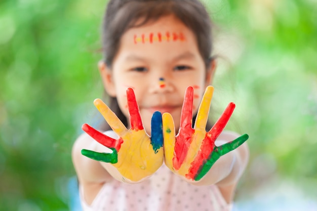 Peint à la main de l&#39;enfant aquarelle colorée sur fond de nature verdoyante