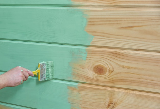 Photo peint à la main une surface verticale en bois avec de la peinture verte.