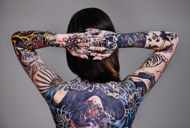 Peint à La Perfection Une Photo Recadrée D'une Jeune Femme Tatouée