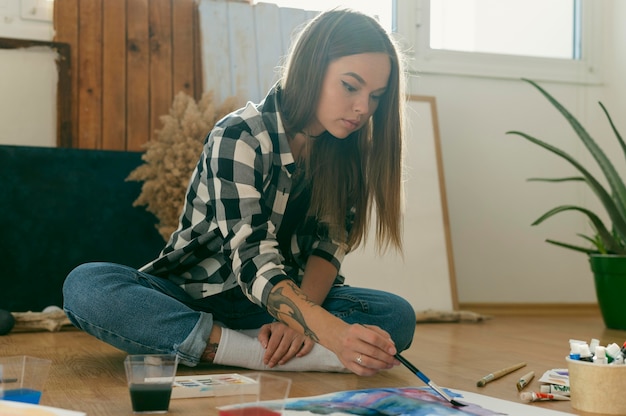 Peintre contemporaine créative dans son atelier d'art