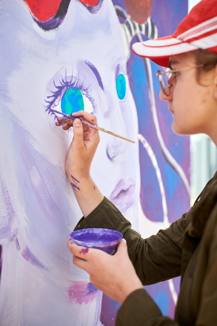 Photo une peintre dessine avec un pinceau sur toile pour une exposition en plein air.