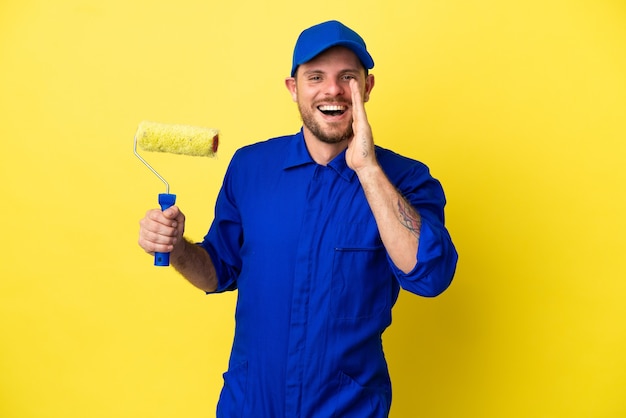 Peintre homme brésilien isolé sur fond jaune criant avec la bouche grande ouverte