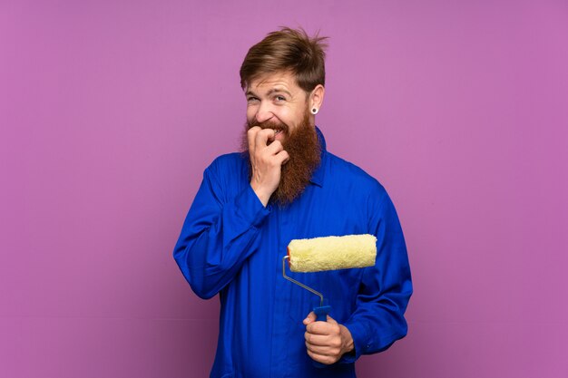 Peintre homme à longue barbe nerveuse et effrayée