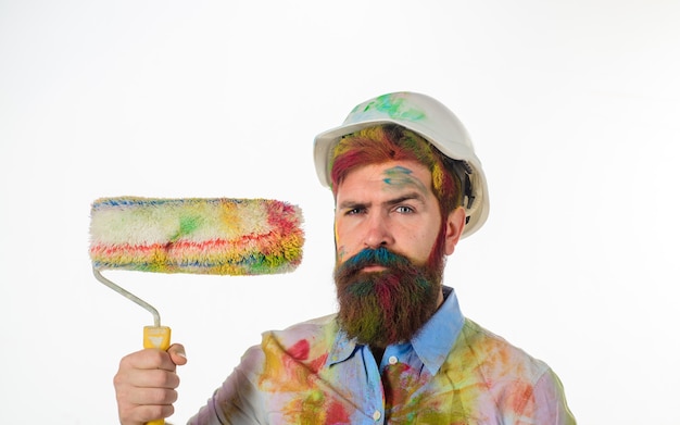 Photo peintre homme peintre homme avec rouleau à peinture et casque réparateur commerçant peintre professionnel