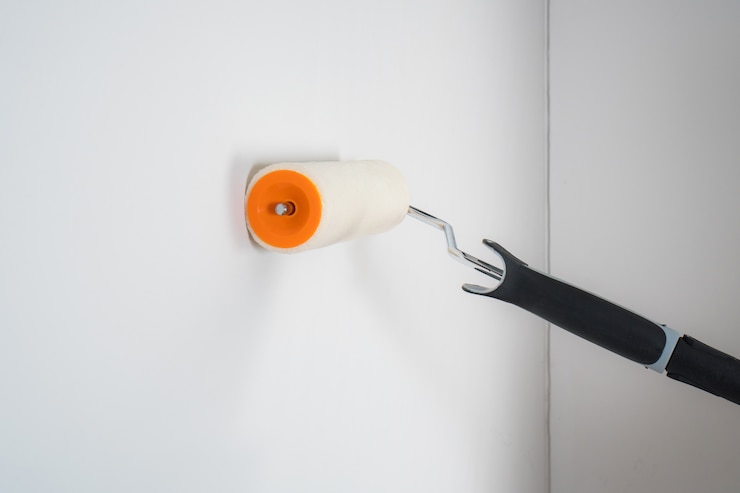 Photo peintre peignant un mur avec un rouleau