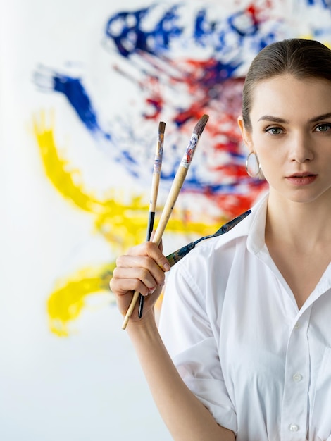 Peintre portrait art visuel femme mur coloré