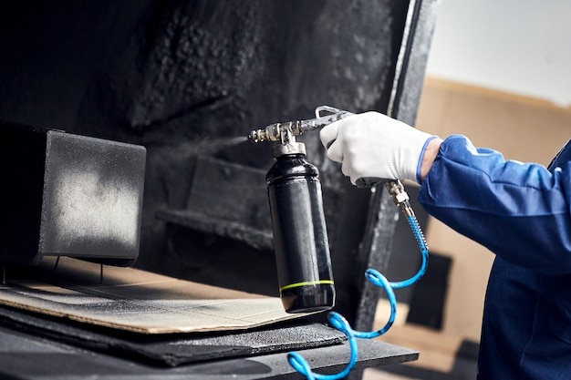 Peintre professionnel travaille dans l'atelier de peinture