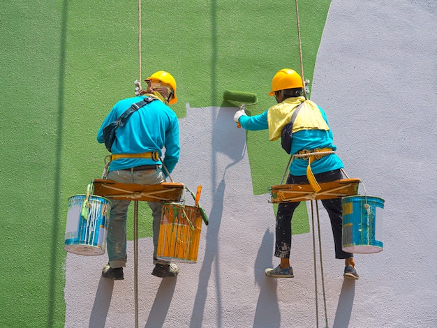 Peintres Peignant L'extérieur Du Bâtiment