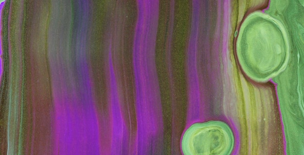 Une peinture abstraite colorée avec un tourbillon vert et violet au centre.