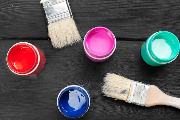 Peinture des bouteilles sur une surface en bois rustique