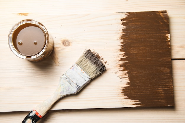 peinture brune avec pinceau et bois