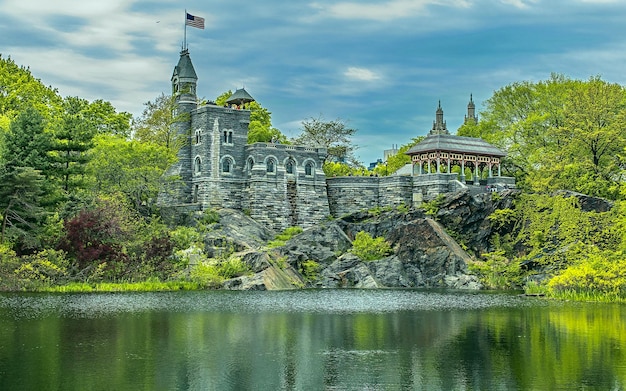 une peinture d'un château avec les chiffres 6 dessus