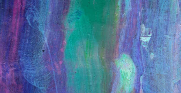Une peinture colorée d'un fond violet et vert avec le mot amour dessus.