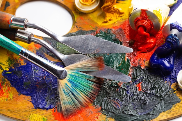 Une peinture colorée avec une paire de ciseaux.