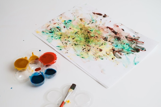 Peinture avec les doigts et les mains de l'activité sensorielle agrandie de l'enfant paralysé cérébral
