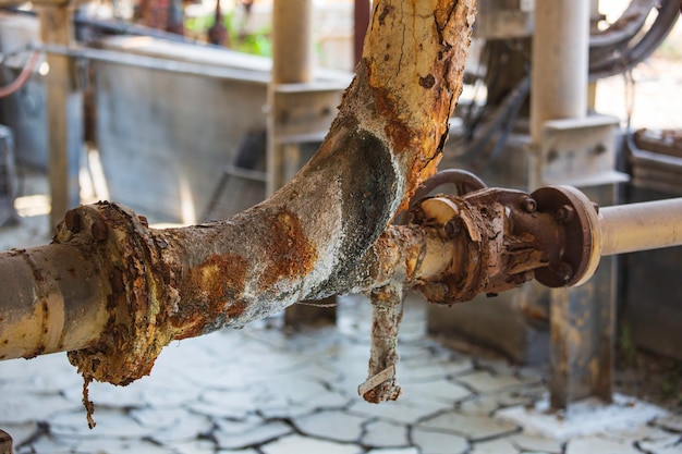 Peinture de dommages de rouille et bride de corrosion et écrou de boulon sur le drain industriel de valve de canalisation