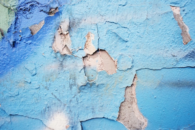 Peinture écaillée bleue sur un mur en béton