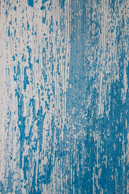 Peinture écaillée sur une porte en bois bleue