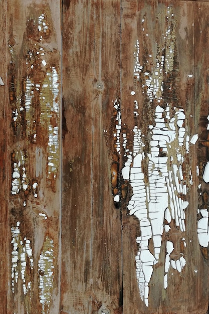 Peinture écaillée sur la surface en bois