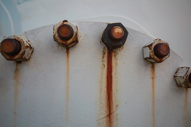 Peinture endommagée par la rouille et bride de corrosion et écrou de boulon sur le pipeline