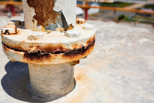 Peinture endommagée par la rouille et bride de corrosion sur le réservoir de toit