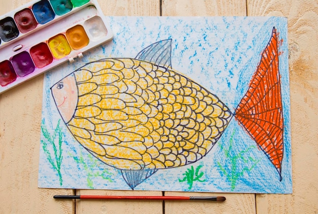 Photo peinture d'enfant de poisson dans l'eau sur la table