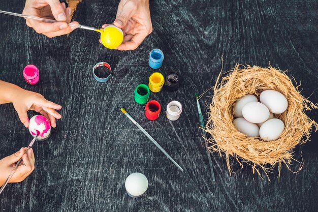 Peinture de la famille des oeufs de Pâques ensemble