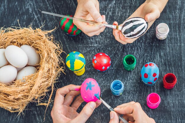 Photo peinture de la famille des oeufs de pâques ensemble