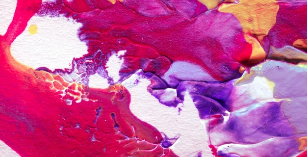 Une peinture d'un fond rouge et violet