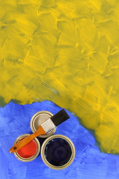 Peinture jaune et bleue avec des pots de peinture