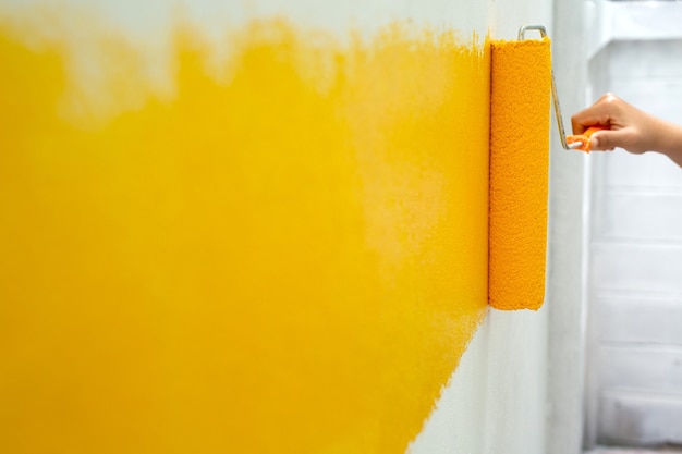 Photo peinture jaune avec un rouleau sur le mur diy