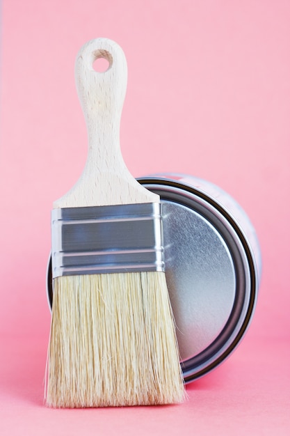 Peinture en métal et nouvelle brosse