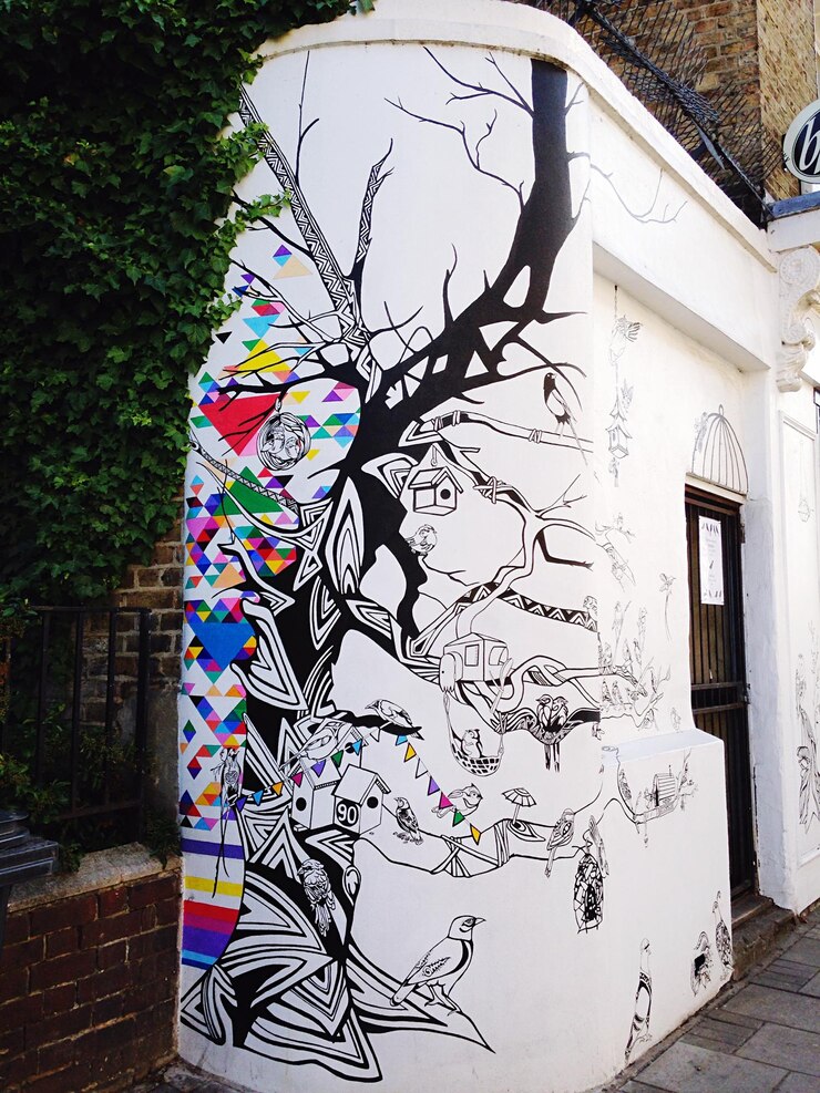 Photo peinture murale florale sur une structure construite en blanc