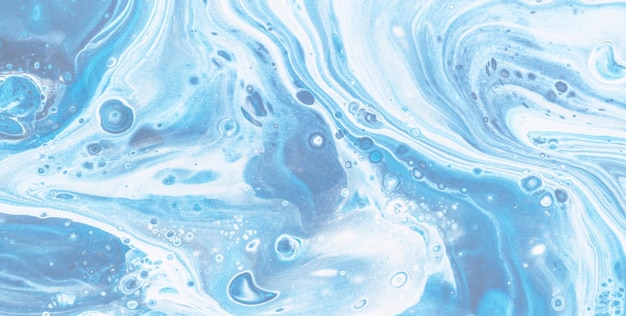 une peinture de l'océan est intitulée les bulles bleues et blanches