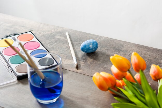 Peinture des oeufs de Pâques sur table en bois